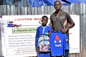 Distribution de kits scolaires