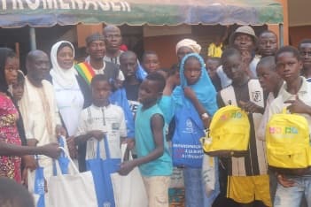 Distribution de kits scolaires