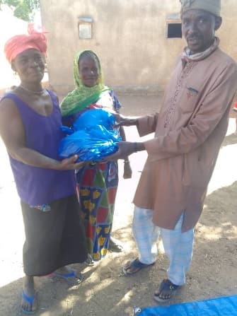 Distribution de kits vestimentaires