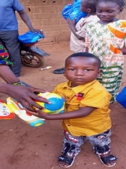 Distribution de kits vestimentaires